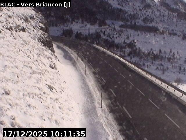 <h2>Caméra routière France - D1091, à proximité du col du Lautaret. Vue multiple entre le Refuge du Lautaret, la route vers Briançon et la route vers le Lautaret</h2>