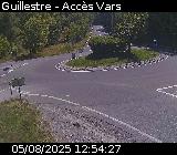 Webcam sur la D902 à Guillestre sur la route qui mène à la station de ski de Vars. Caméra située au niveau du rond-point à l'intersection avec la D902A