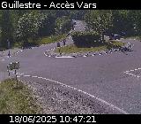 Webcam sur la D902 à Guillestre sur la route qui mène à la station de ski de Vars. Caméra située au niveau du rond-point à l'intersection avec la D902A