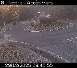 Webcam sur la D902 à Guillestre sur la route qui mène à la station de ski de Vars. Caméra située au niveau du rond-point à l'intersection avec la D902A